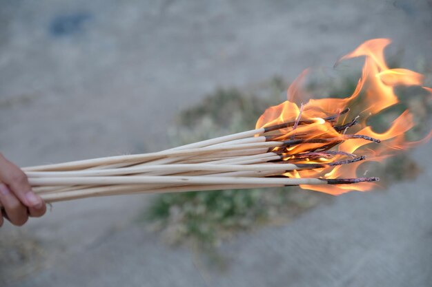 Photo close-up of hand holding burning leaf