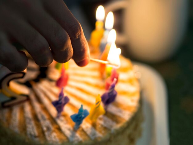 Photo close-up of hand holding cake