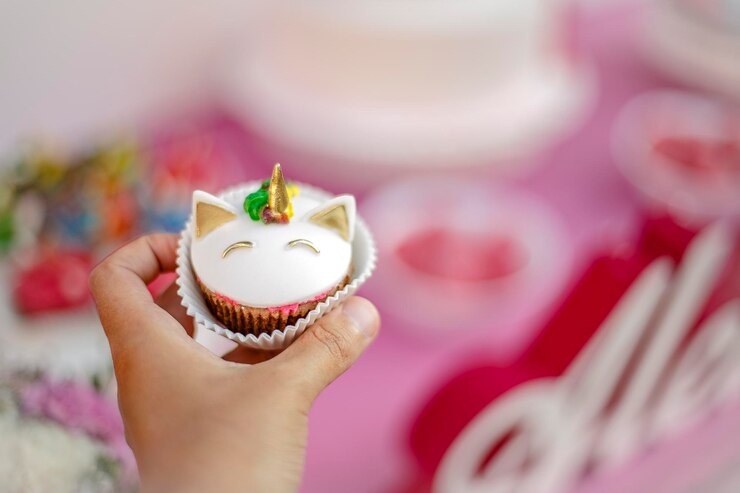Photo close-up of hand holding cake