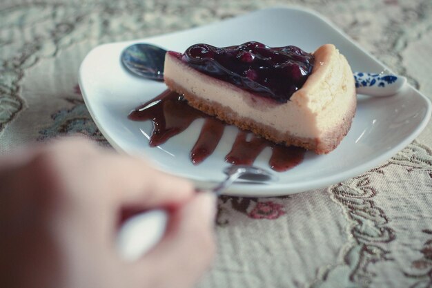 Foto close-up di una torta in mano