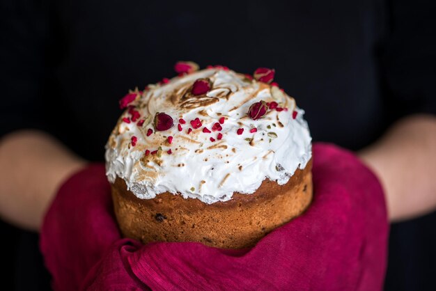 Photo close-up of hand holding cake