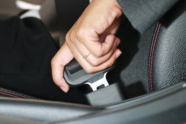 Photo close-up of hand holding camera in car