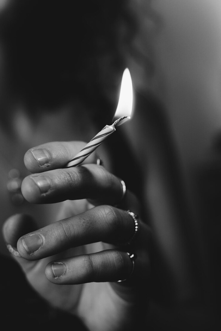 Photo close-up of hand holding candle