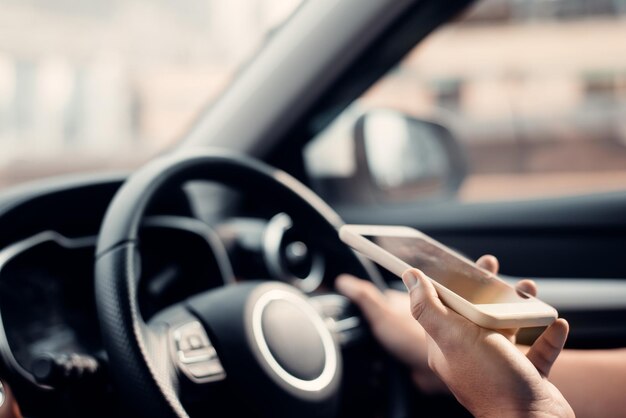 Photo close-up of hand holding car