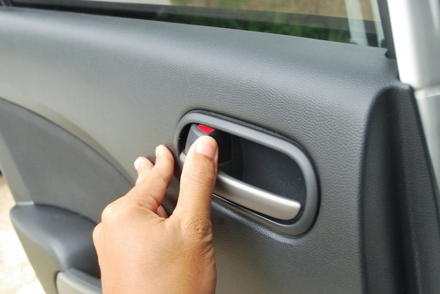 Photo close-up of hand holding car