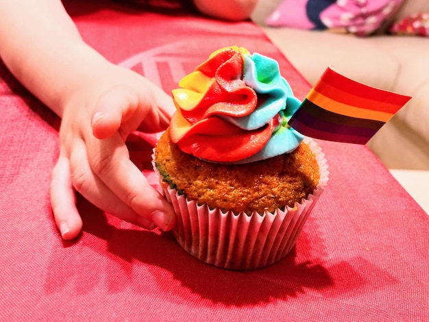 Photo close-up of hand holding chocolate cake