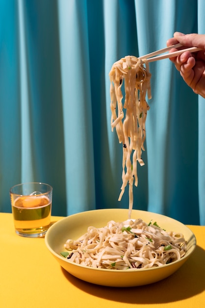 Photo close up hand holding chopsticks