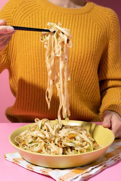 Photo close up hand holding chopsticks