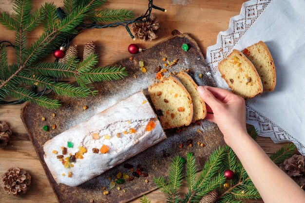 Foto close-up di una mano che tiene la torta di natale