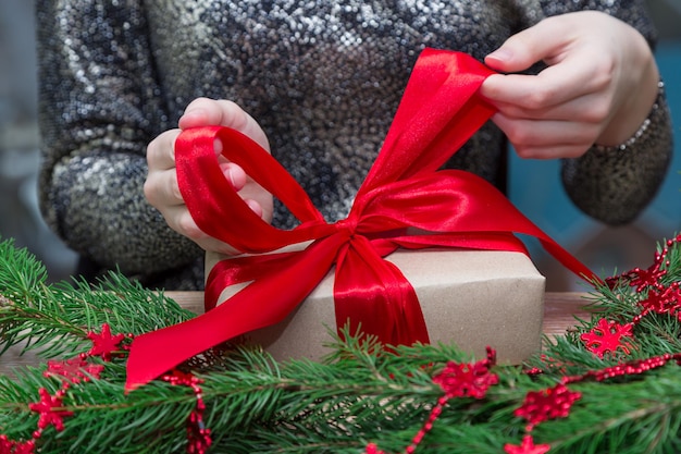 クリスマスの装飾を握っている手のクローズアップ