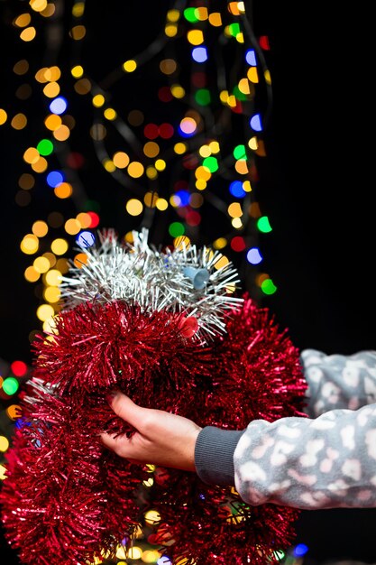 Foto close-up di una mano che tiene l'albero di natale