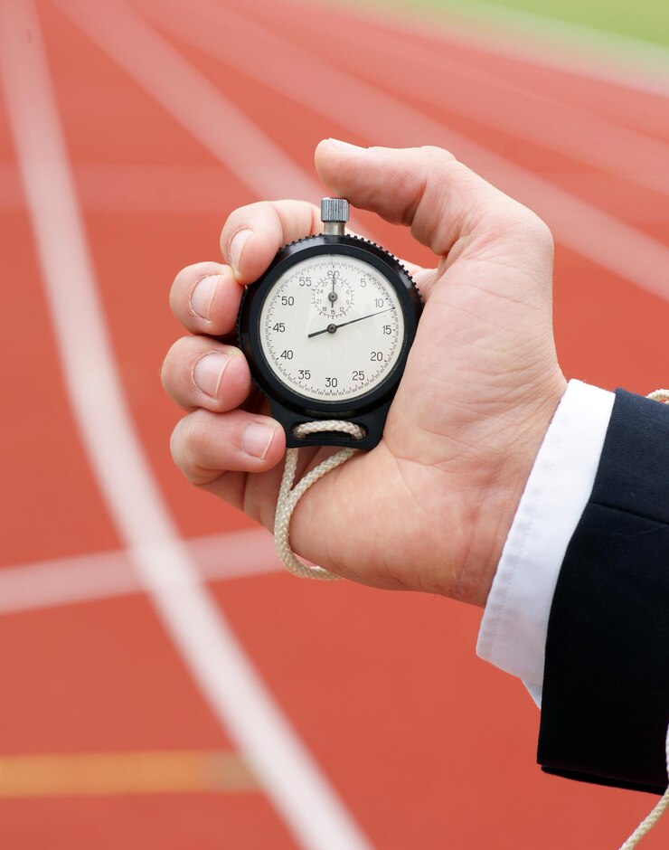 Photo close-up of hand holding clock