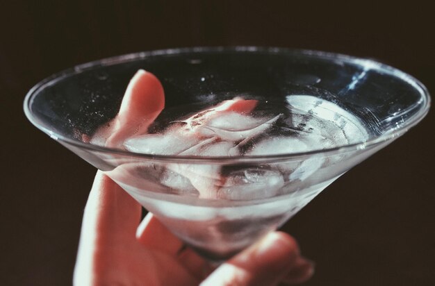 Photo close-up of hand holding cocktail