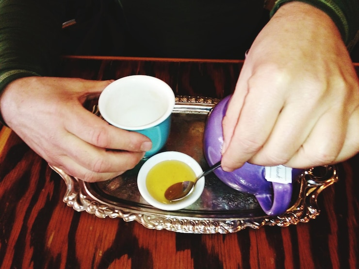 Photo close-up of hand holding coffee cup