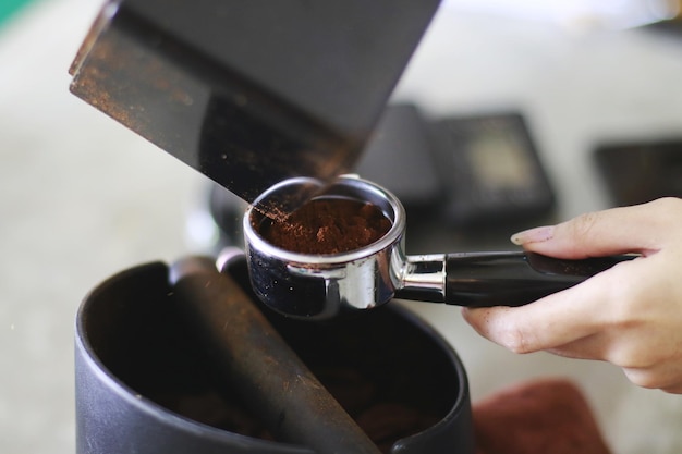 Photo close-up of hand holding coffee cup