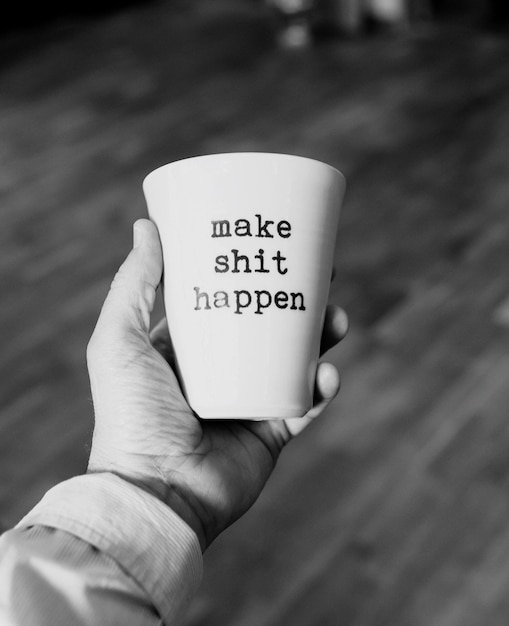 Photo close-up of hand holding coffee cup