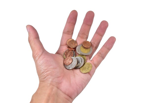 Foto close-up di una mano che tiene delle monete su uno sfondo bianco