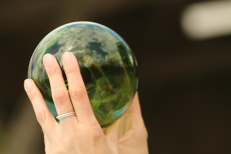 Photo close-up of hand holding crystal ball