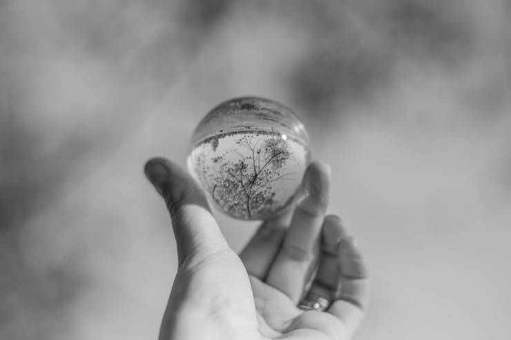 Photo close-up of hand holding crystal ball