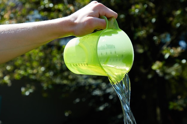 Photo close-up of hand holding cup