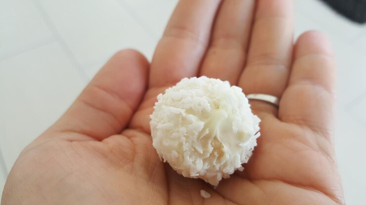 Photo close-up of hand holding dessert