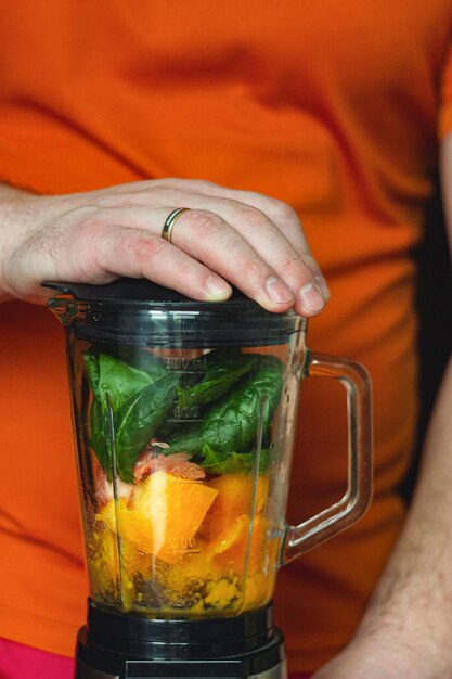 Photo close-up of hand holding drink