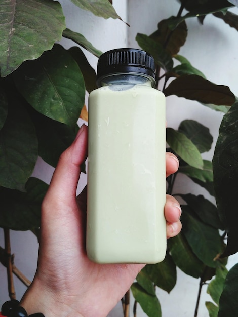 Photo close-up of hand holding drink