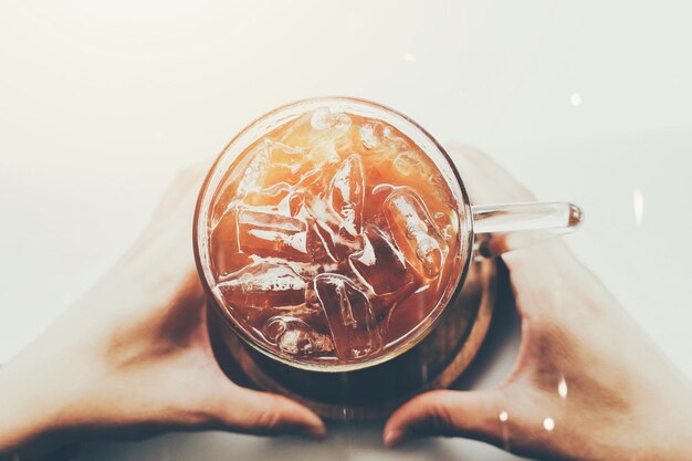 Photo close-up of hand holding drink