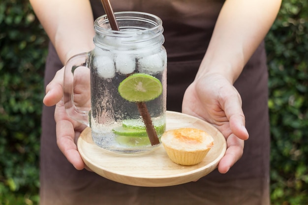 Photo close-up of hand holding drink