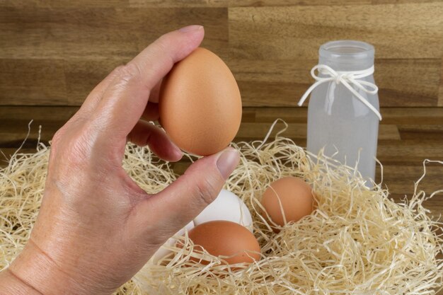 Photo close-up of hand holding eggs