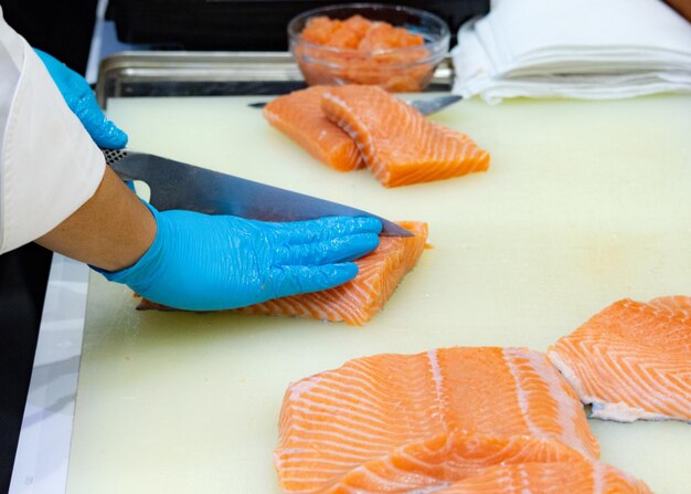 Photo close-up of hand holding fish