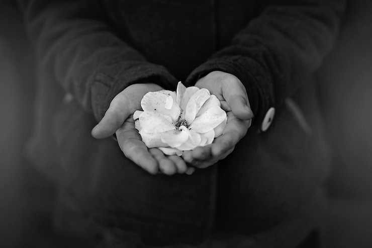 Photo 手に花を握っているクローズアップ