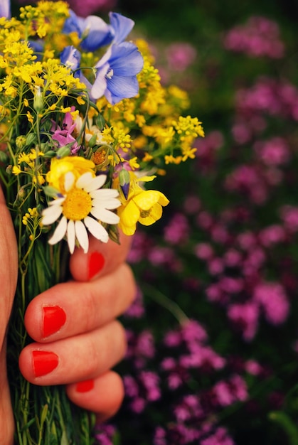 Foto close-up di fiori tenuti in mano