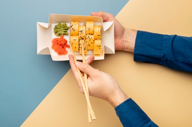 Photo close up hand holding food sticks