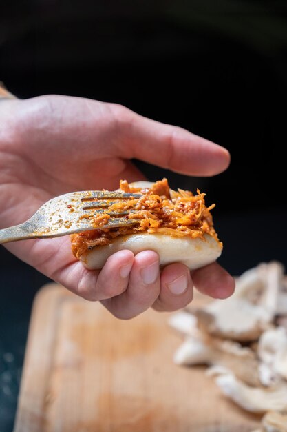 手で食べ物を握るクローズアップ