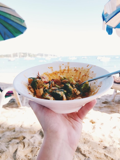 Photo close-up of hand holding food