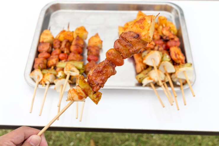 Photo 手で食べ物を握るクローズアップ