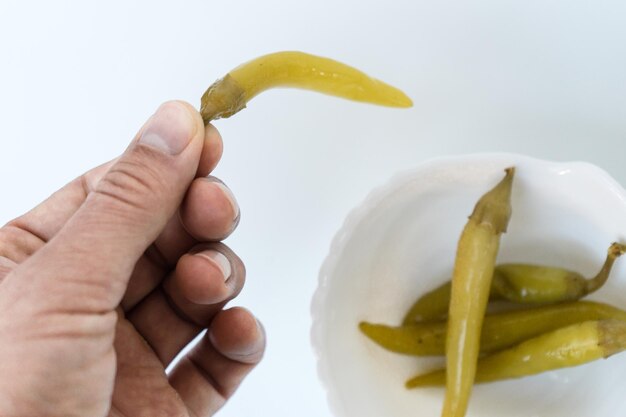 Foto close-up di una mano che tiene la frutta