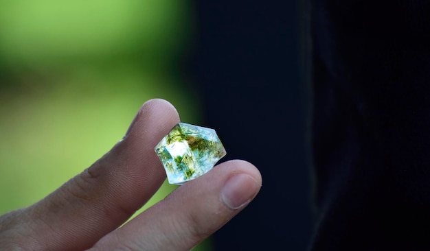 Photo close-up of hand holding gemstone