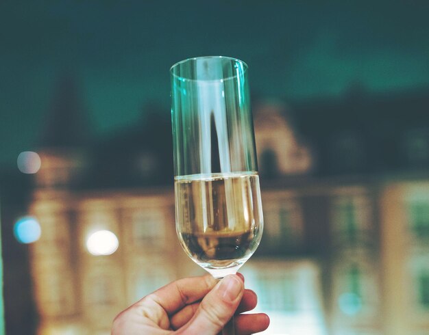 Photo close-up of hand holding glass of wine