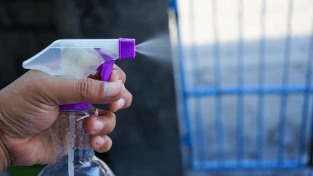 Foto da vicino la mano che tiene il disinfettante per le mani