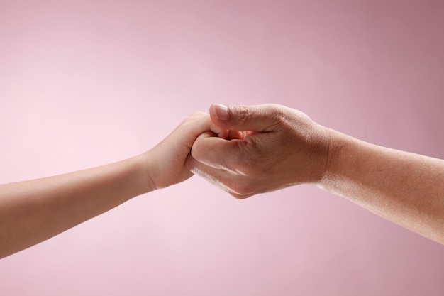 Foto close-up di una mano che si tiene per mano su uno sfondo bianco