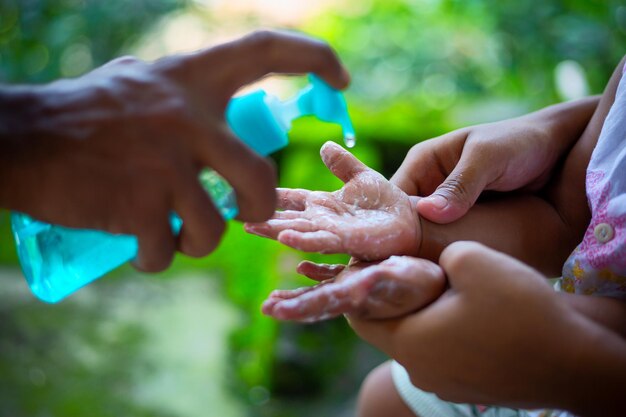 Photo close-up of hand holding hands