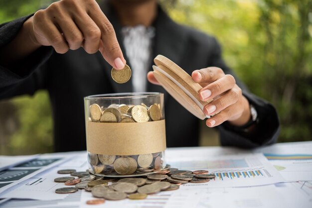 Photo close-up of hand holding ice cream cone on table