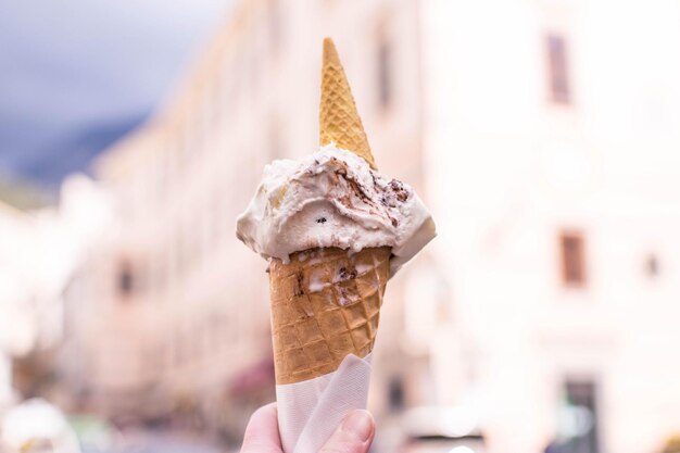 Foto close-up di un cono di gelato in mano