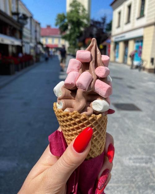 Foto close-up di un cono di gelato in mano