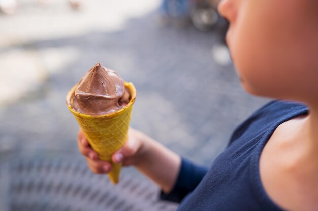 Foto close-up di un cono di gelato in mano