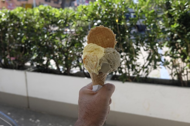 Foto close-up di un cono di gelato in mano