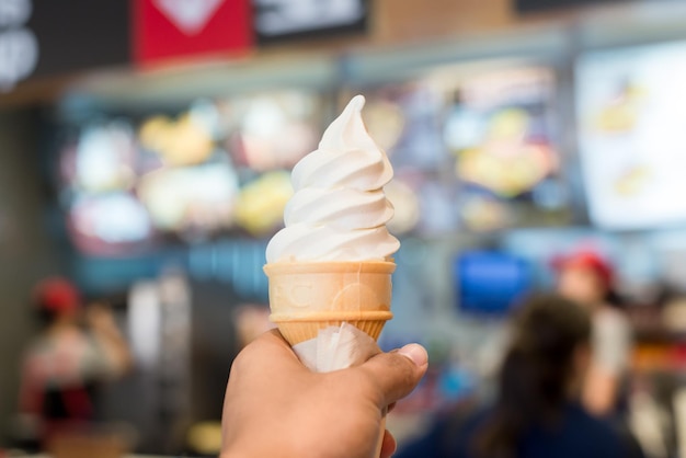 Photo close-up of hand holding ice cream cone