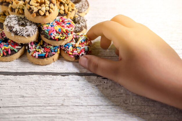 Foto close-up di una mano che tiene il gelato sul tavolo